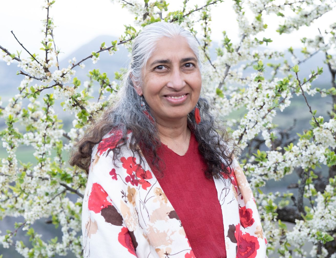 Yashi souriante parmi les arbres en fleurs