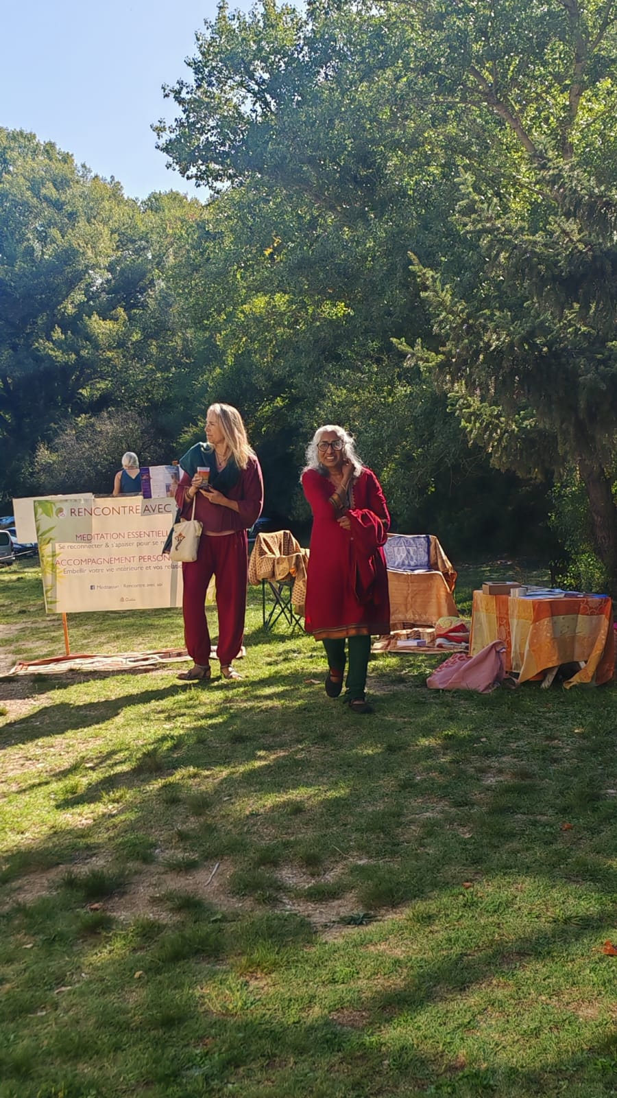 Yashi au Festival Manjari, près de Forcalquier, devant l’espace de rencontre et de méditation